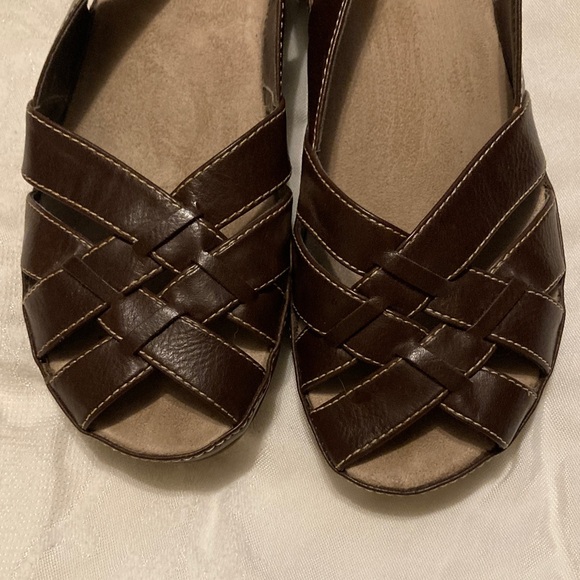 Yuu Jenelle Brown Flat Comfort Woven Faux Leather Fisherman Slingback Sandals - Picture 4 of 13